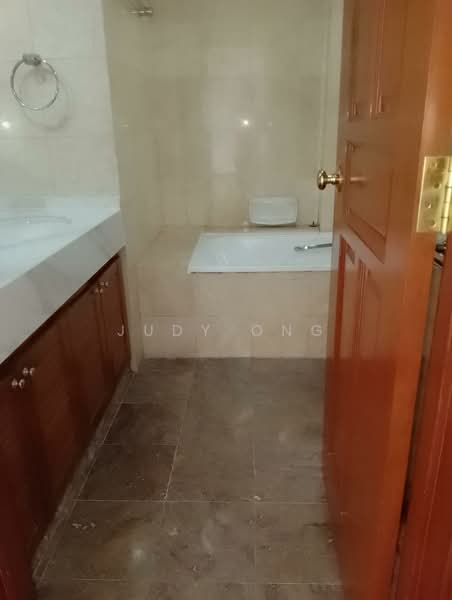 Aspen Heights, 261 River Valley Road, 3 Bedrooms, 1,604 sqft, Condominium For Sale, by Judy Ong, 500228578 - Bathroom - PropertyGuru.com.sg