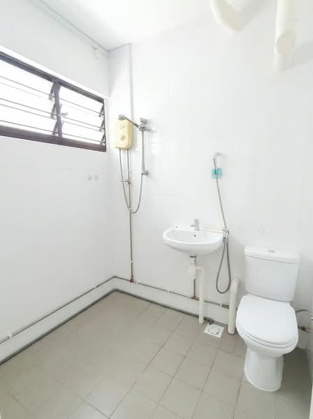 143 Lorong Ah Soo, 143 Lorong Ah Soo, Room Rental, 200 sqft, HDB Flat For Rent, by Liow Hai Ting, 500228599 - Bathroom - PropertyGuru.com.sg