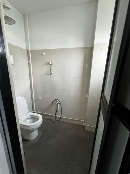 Pioneer Point, 5 Soon Lee Street, 1,066 sqft, Factory / Workshop (B2) For Sale, by Nancy Tan, 500228607 - Bathroom - CommercialGuru.com.sg