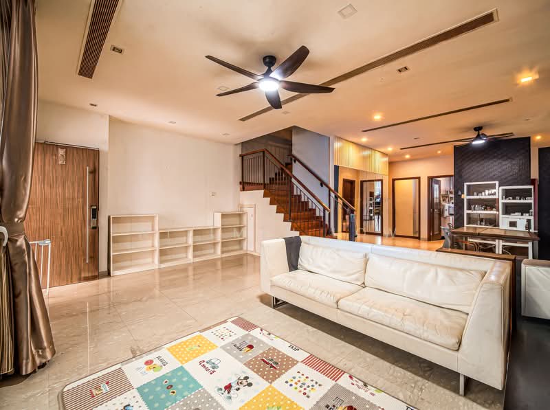 SUPER C.H.E.A.P Andrews Terrace with Lift, Andrews Terrace, 5 Bedrooms, 4,000 sqft, Terraced House For Sale, by Willmen Low, 500228614 - Living Room - PropertyGuru.com.sg