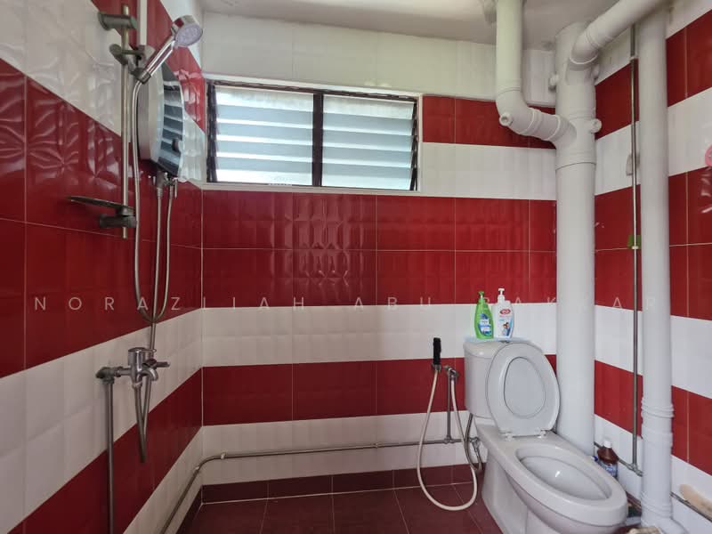 269 Yishun Street 22, 269 Yishun Street 22, 3 Bedrooms, 904 sqft, HDB Flat For Sale, by Norazliah Abu Bakkar, 500228619 - Bathroom - PropertyGuru.com.sg