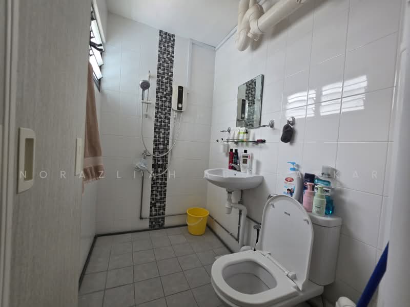 269 Yishun Street 22, 269 Yishun Street 22, 3 Bedrooms, 904 sqft, HDB Flat For Sale, by Norazliah Abu Bakkar, 500228619 - Bathroom - PropertyGuru.com.sg