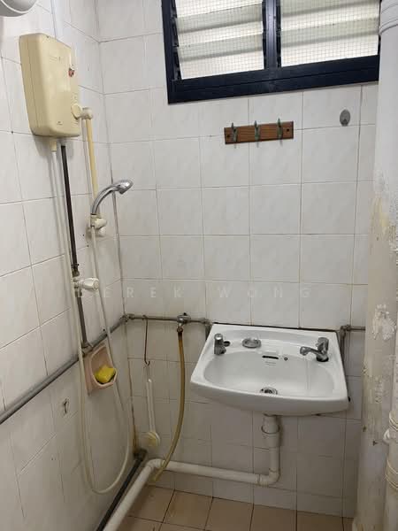 53 Lorong 5 Toa Payoh, 53 Lorong 5 Toa Payoh, 2 Bedrooms, 731 sqft, HDB Flat For Rent, by Derek Wong, 500228634 - Bathroom - PropertyGuru.com.sg