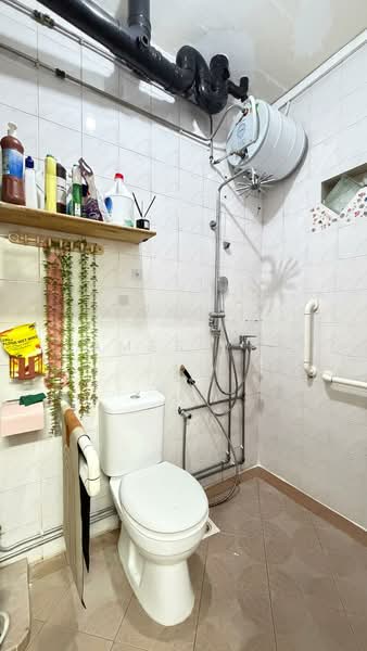 323 Sembawang Close, 323 Sembawang Close, 3 Bedrooms, 1,324 sqft, HDB Flat For Sale, by James Yeo, 500228644 - Bathroom - PropertyGuru.com.sg