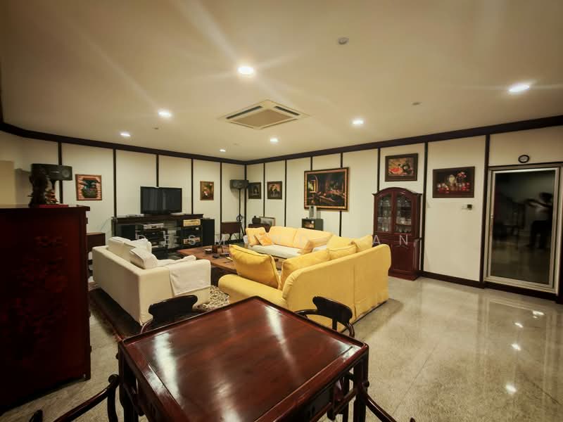 Near Cashew Mrt And Saint Joseph Church, , 6 Bedrooms, 8,300 sqft, Bungalow House For Sale, by Desmond Tan, 500228657 - Living Room - PropertyGuru.com.sg