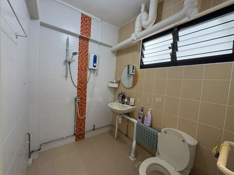 111 Tampines Street 11, 111 Tampines Street 11, 2 Bedrooms, 797 sqft, HDB Flat For Sale, by Dennis Lim, 500228668 - Bathroom - PropertyGuru.com.sg
