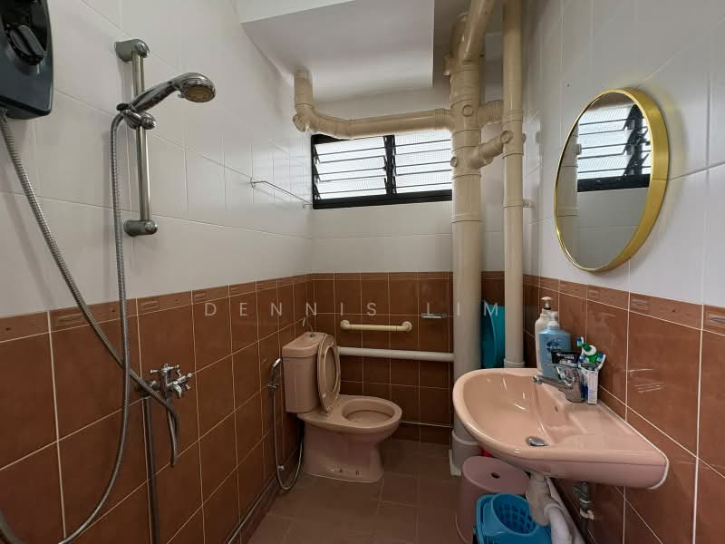 111 Tampines Street 11, 111 Tampines Street 11, 2 Bedrooms, 797 sqft, HDB Flat For Sale, by Dennis Lim, 500228668 - Bathroom - PropertyGuru.com.sg