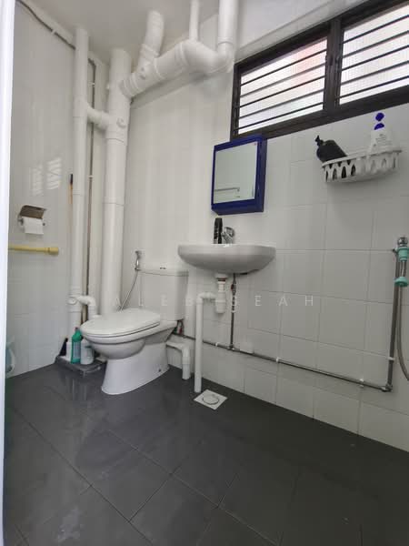 161 Yishun Street 11, 161 Yishun Street 11, 3 Bedrooms, 1,065 sqft, HDB Flat For Sale, by Caleb Seah, 500228688 - Bathroom - PropertyGuru.com.sg