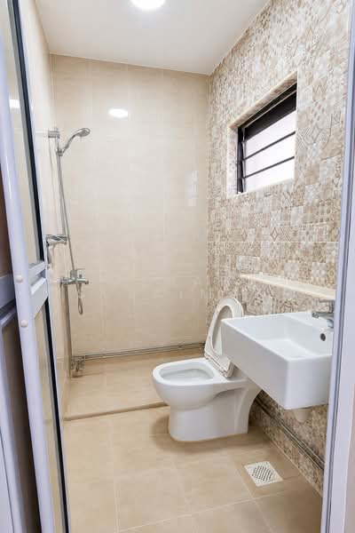 652 Woodlands Ring Road, 652 Woodlands Ring Road, 4 Bedrooms, 1,518 sqft, HDB Flat For Sale, by Azhar Sulaiman, 500228696 - Bathroom - PropertyGuru.com.sg