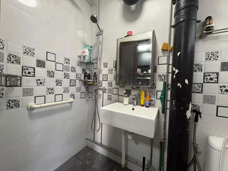 306 Yishun Central, 306 Yishun Central, 3 Bedrooms, 1,313 sqft, HDB Flat For Sale, by Dennis Lim, 500228709 - Bathroom - PropertyGuru.com.sg