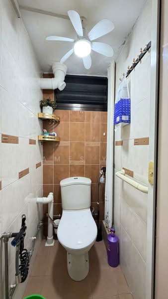 214 Lorong 8 Toa Payoh, 214 Lorong 8 Toa Payoh, 3 Bedrooms, 883 sqft, HDB Flat For Sale, by James Yeo, 500228723 - Bathroom - PropertyGuru.com.sg