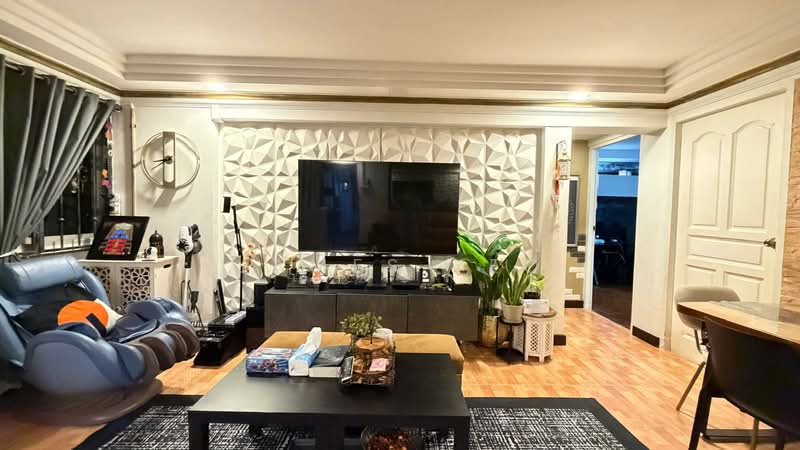 214 Lorong 8 Toa Payoh, 214 Lorong 8 Toa Payoh, 3 Bedrooms, 883 sqft, HDB Flat For Sale, by James Yeo, 500228723 - Living Room - PropertyGuru.com.sg