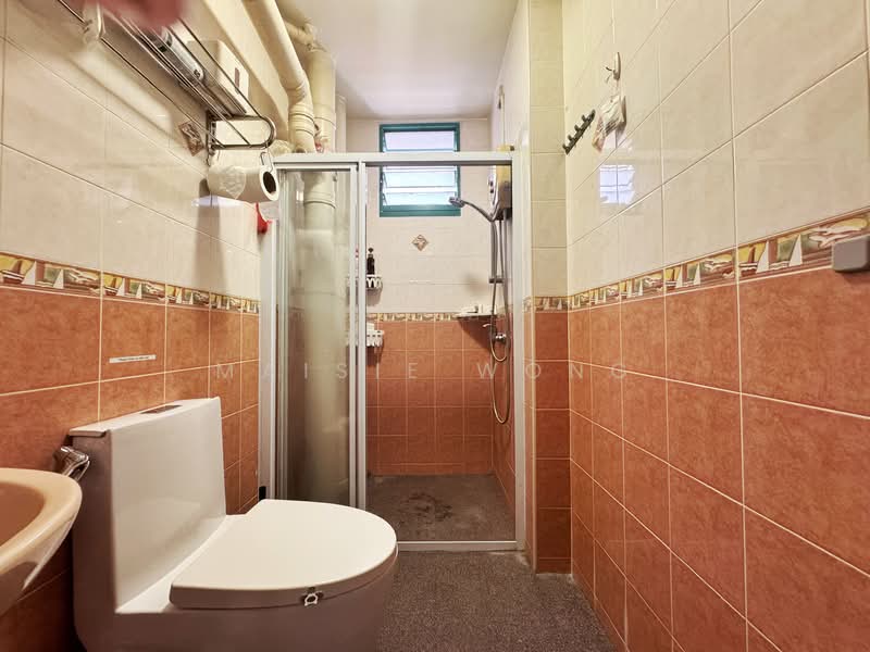 484 Segar Road, 484 Segar Road, 4 Bedrooms, 1,377 sqft, HDB Flat For Sale, by Maisie Wong, 500228779 - Bathroom - PropertyGuru.com.sg