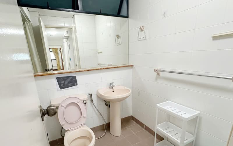 Fernwood Towers, 22 Fernwood Terrace, Room Rental, 90 sqft, Condominium For Rent, by Tessa Chiu, 500228782 - Bathroom - PropertyGuru.com.sg