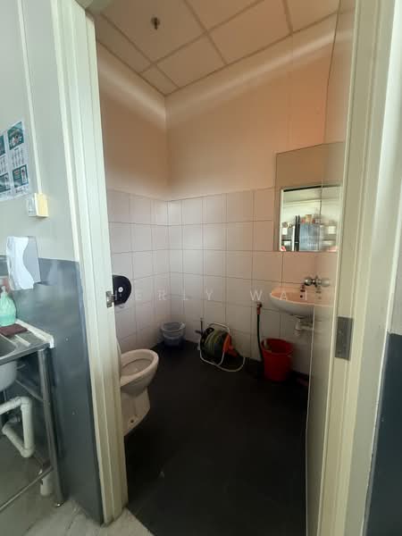Harvest @ Woodlands, Sembawang / Yishun, 1,658 sqft, Light Industrial (B1) For Sale, by Sherly Wai, 500228786 - Bathroom - CommercialGuru.com.sg