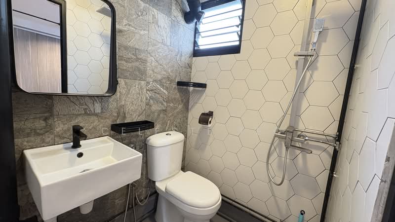 524 Ang Mo Kio Avenue 5, 524 Ang Mo Kio Avenue 5, 1 Bedroom, 731 sqft, HDB Flat For Rent, by Celeste Teo, 500228801 - Master Bedroom Toilet - PropertyGuru.com.sg