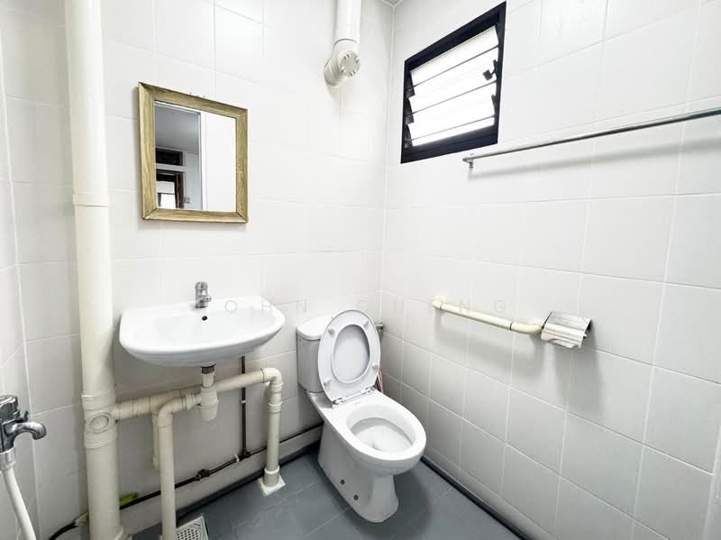 330 Ang Mo Kio Avenue 1, 330 Ang Mo Kio Avenue 1, 2 Bedrooms, 732 sqft, HDB Flat For Sale, by John Cheng, 500228818 - Bathroom - PropertyGuru.com.sg