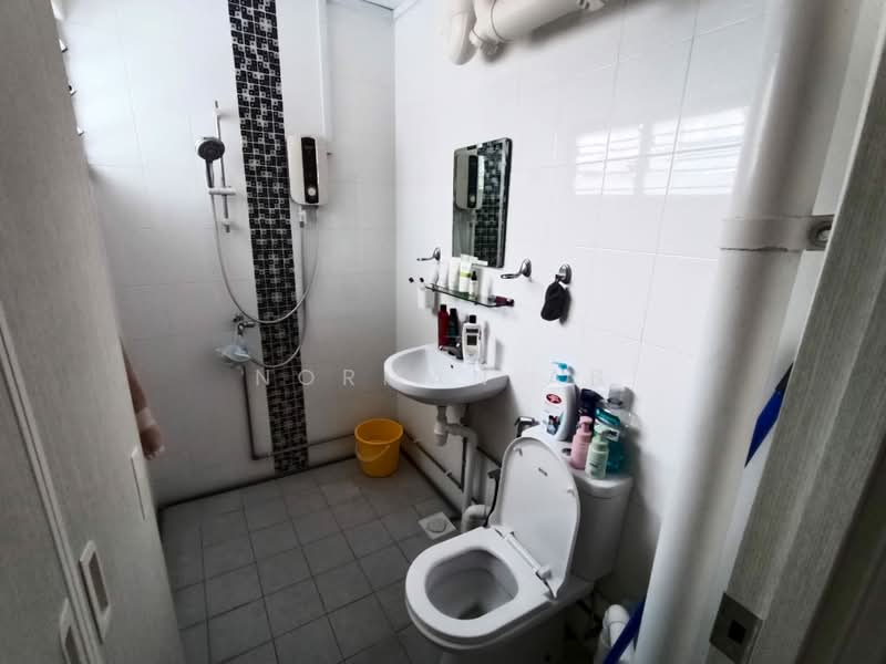 269 Yishun Street 22, 269 Yishun Street 22, 3 Bedrooms, 904 sqft, HDB Flat For Sale, by Norman AB, 500228829 - Bathroom - PropertyGuru.com.sg