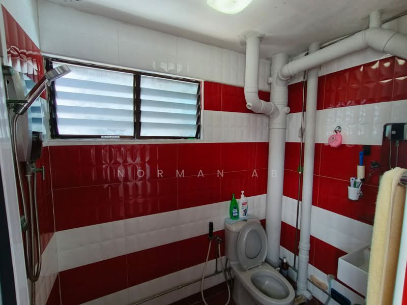269 Yishun Street 22, 269 Yishun Street 22, 3 Bedrooms, 904 sqft, HDB Flat For Sale, by Norman AB, 500228829 - Bathroom - PropertyGuru.com.sg