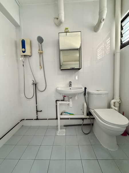 267 Tampines Street 21, 267 Tampines Street 21, 2 Bedrooms, 807 sqft, HDB Flat For Rent, by Nathan Wang, 500228863 - Bathroom - PropertyGuru.com.sg