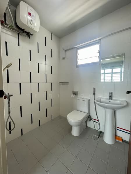 424A Yishun Avenue 11, 424A Yishun Avenue 11, 2 Bedrooms, 721 sqft, HDB Flat For Rent, by Heidi Wong, 500228870 - Bathroom - PropertyGuru.com.sg
