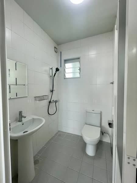 424A Yishun Avenue 11, 424A Yishun Avenue 11, 2 Bedrooms, 721 sqft, HDB Flat For Rent, by Heidi Wong, 500228870 - Bathroom - PropertyGuru.com.sg