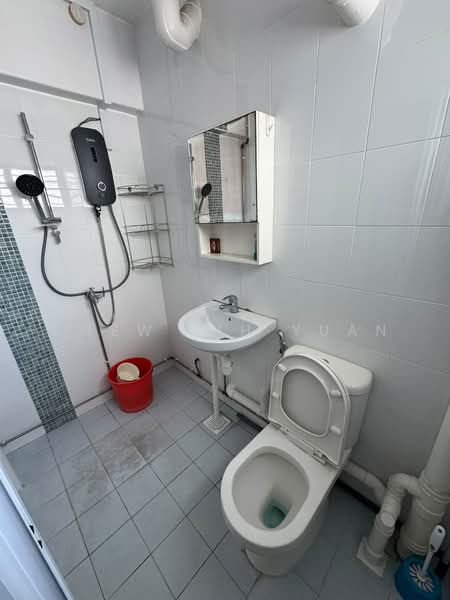 271 Tampines Street 21, 271 Tampines Street 21, 3 Bedrooms, 1,248 sqft, HDB Flat For Rent, by Chew Lih Yuan, 500228879 - Bathroom - PropertyGuru.com.sg