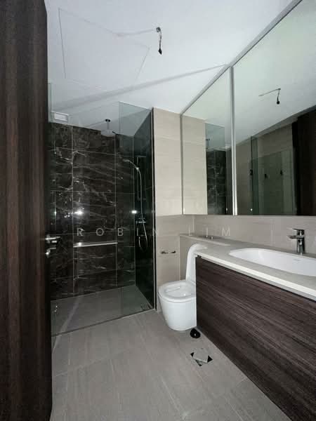 Pasir Ris 8, 8 Pasir Ris Drive 8, 2 Bedrooms, 710 sqft, Apartment For Sale, by Robin Lim, 500228884 - Bathroom - PropertyGuru.com.sg