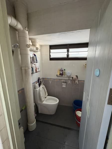 320 Ang Mo Kio Avenue 1, 320 Ang Mo Kio Avenue 1, 2 Bedrooms, 786 sqft, HDB Flat For Sale, by Lily Tan, 500228903 - Bathroom - PropertyGuru.com.sg