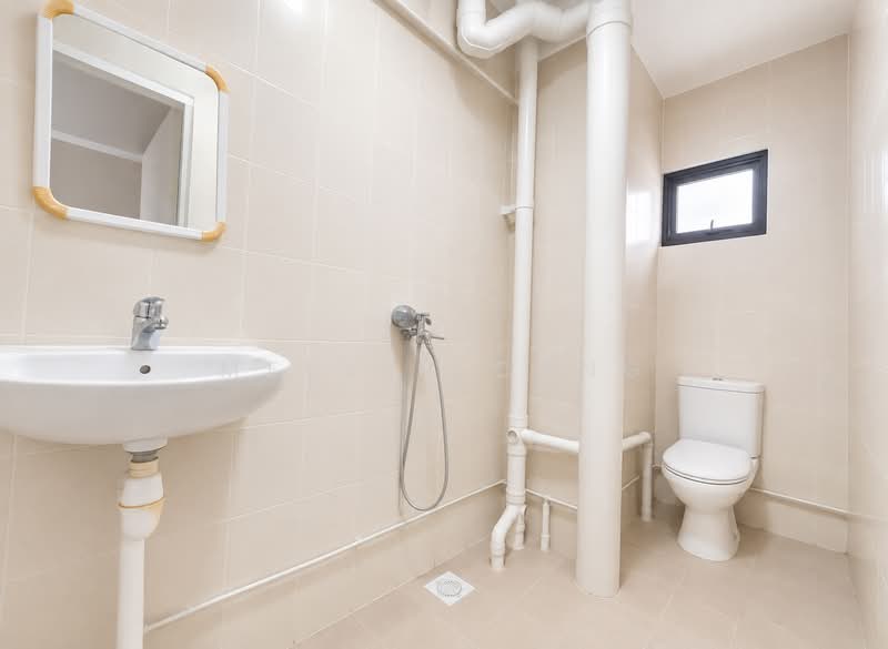 712 Hougang Avenue 2, 712 Hougang Avenue 2, 3 Bedrooms, 1,593 sqft, HDB Flat For Sale, by Melvin Chng, 500229020 - Bathroom - PropertyGuru.com.sg