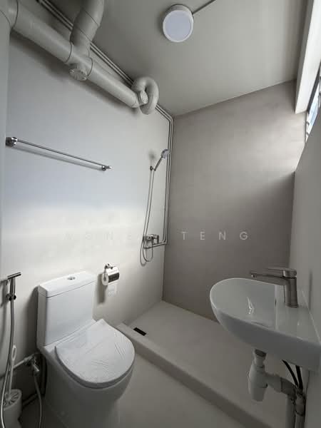 241 Serangoon Avenue 3, 241 Serangoon Avenue 3, 3 Bedrooms, 958 sqft, HDB Flat For Rent, by Agnes Teng, 500229027 - Masterbedroom’s toilet - PropertyGuru.com.sg