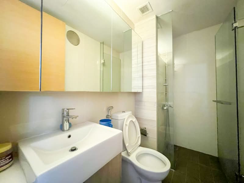 Hedges Park Condominium, 89 Flora Drive, 2 Bedrooms, 797 sqft, Condominium For Sale, by Hansel Tan, 500229029 - Bathroom - PropertyGuru.com.sg