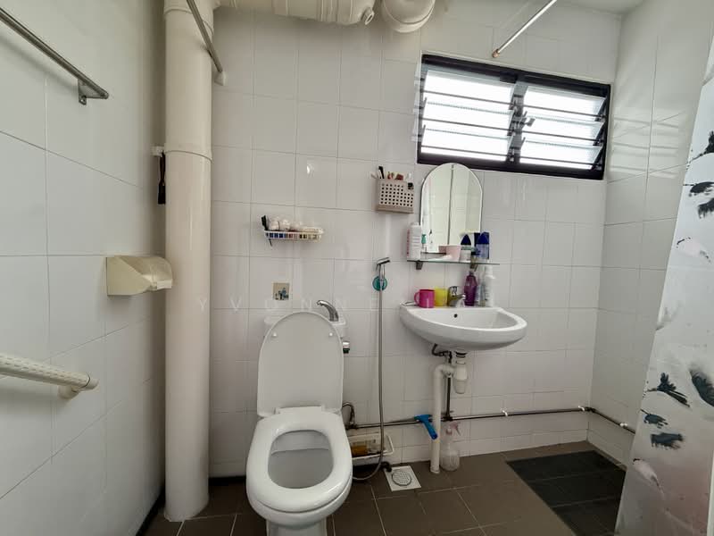 176 Ang Mo Kio Avenue 4, 176 Ang Mo Kio Avenue 4, 4 Bedrooms, 1,281 sqft, HDB Flat For Sale, by Yvonne Lai, 500229060 - Bathroom - PropertyGuru.com.sg