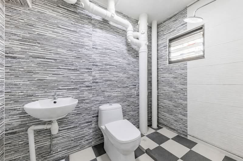 335 Sembawang Close, 335 Sembawang Close, 3 Bedrooms, 1,076 sqft, HDB Flat For Sale, by KOH YONG JIAN, 500229068 - Bathroom - PropertyGuru.com.sg