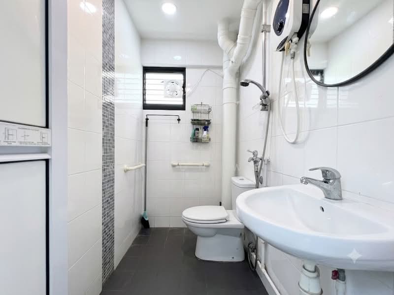 627 Hougang Avenue 8, 627 Hougang Avenue 8, 3 Bedrooms, 904 sqft, HDB Flat For Sale, by Ng Jun Wei, 500229077 - Bathroom - PropertyGuru.com.sg