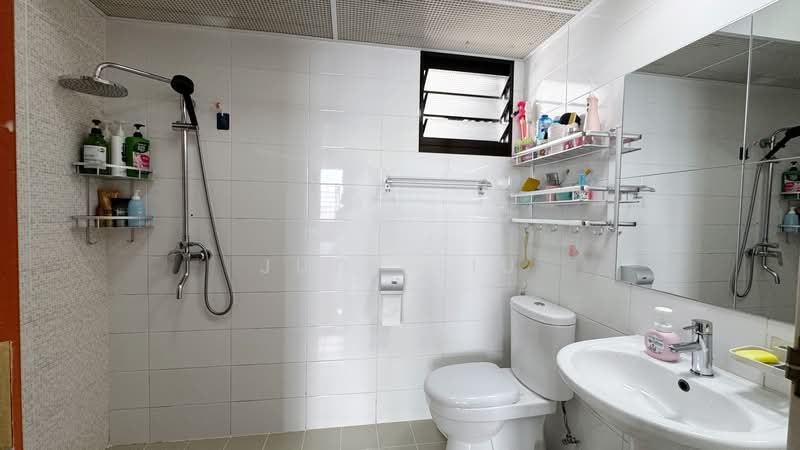 818B Choa Chu Kang Avenue 1, 818B Choa Chu Kang Avenue 1, 3 Bedrooms, 990 sqft, HDB Flat For Sale, by Judy Liu, 500229102 - Bathroom - PropertyGuru.com.sg