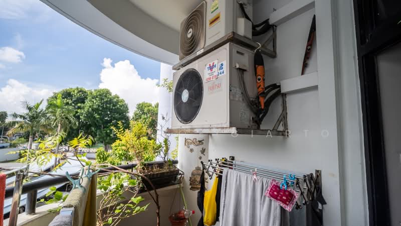 Mandarin Gardens, 1 Siglap Road, 3 Bedrooms, 1,572 sqft, Condominium For Rent, by Ariel Soeigiarto, 500229137 - Master bedroom balcony - PropertyGuru.com.sg