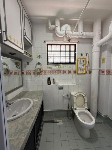 385 Tampines Street 32, 385 Tampines Street 32, 4 Bedrooms, 1,356 sqft, HDB Flat For Rent, by Christine Lim, 500229239 - Bathroom - PropertyGuru.com.sg