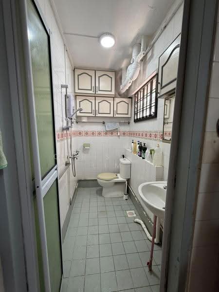 385 Tampines Street 32, 385 Tampines Street 32, 4 Bedrooms, 1,356 sqft, HDB Flat For Rent, by Christine Lim, 500229239 - Bathroom - PropertyGuru.com.sg