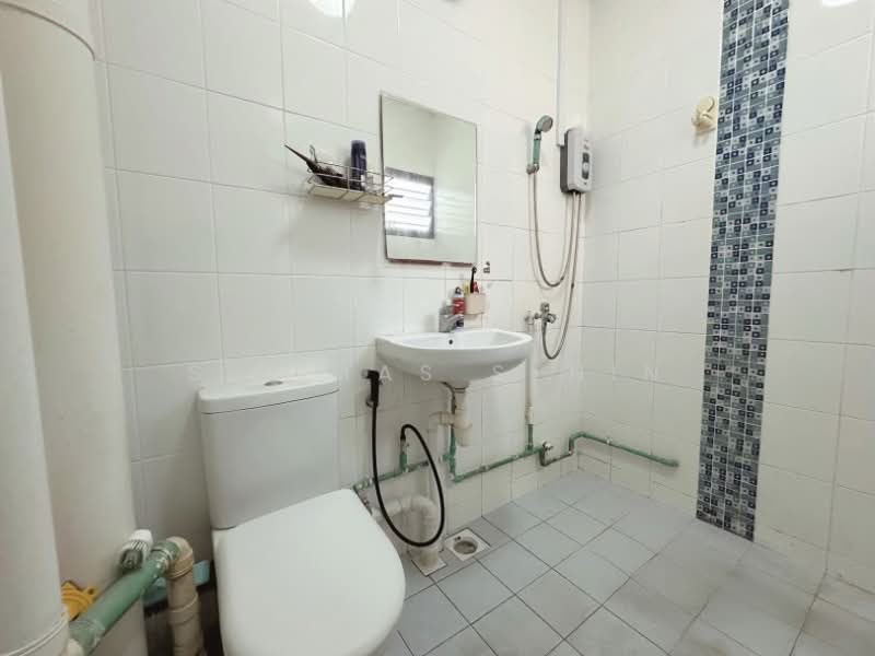 274 Yishun Street 22, 274 Yishun Street 22, 2 Bedrooms, 796 sqft, HDB Flat For Sale, by Sitimas Senin, 500229243 - Bathroom - PropertyGuru.com.sg