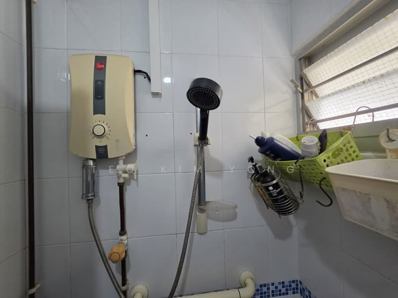222 Ang Mo Kio Avenue 1, 222 Ang Mo Kio Avenue 1, Room Rental, 100 sqft, HDB Flat For Rent, by Teo Kim Yong, 500229299 - Bathroom - PropertyGuru.com.sg