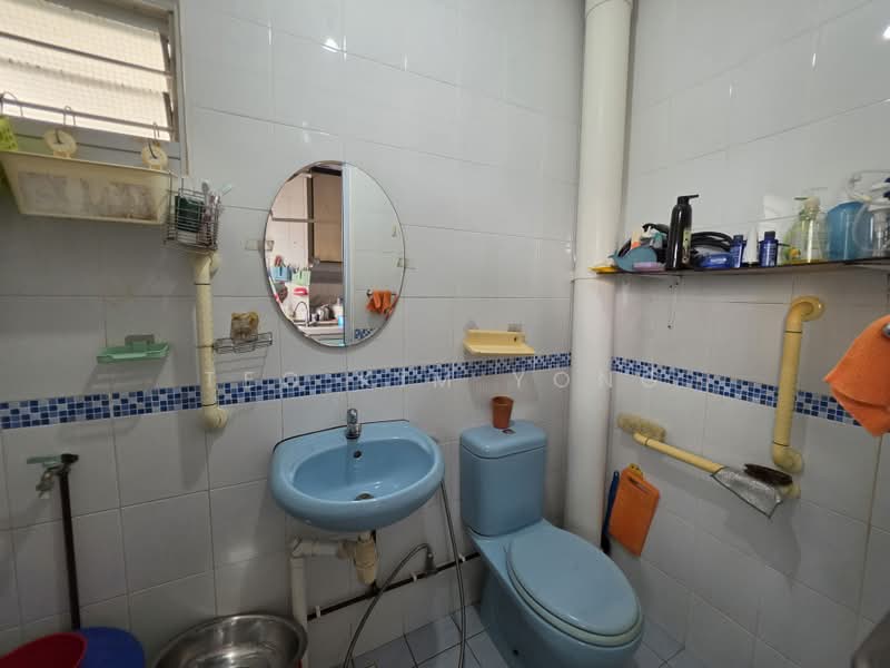 222 Ang Mo Kio Avenue 1, 222 Ang Mo Kio Avenue 1, Room Rental, 100 sqft, HDB Flat For Rent, by Teo Kim Yong, 500229299 - Bathroom - PropertyGuru.com.sg