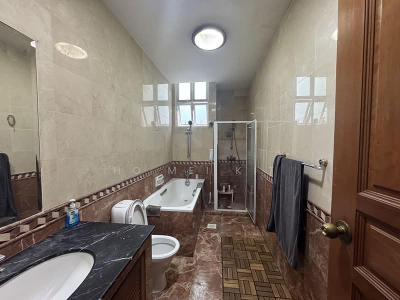 Pinewood 3-Storey Corner Terrace, , 5 Bedrooms, 4,000 sqft, Corner Terrace For Sale, by Ho Mei Kit, 500229313 - Bathroom - PropertyGuru.com.sg