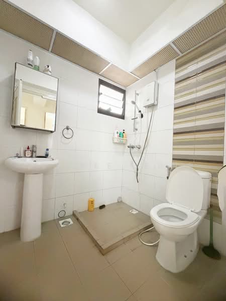 472B Fernvale Street, 472B Fernvale Street, 3 Bedrooms, 1,001 sqft, HDB Flat For Sale, by Desiree Leung, 500229318 - Bathroom - PropertyGuru.com.sg