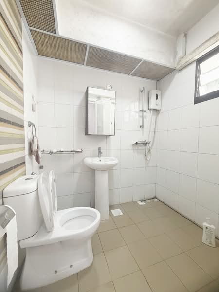 472B Fernvale Street, 472B Fernvale Street, 3 Bedrooms, 1,001 sqft, HDB Flat For Sale, by Desiree Leung, 500229318 - Bathroom - PropertyGuru.com.sg