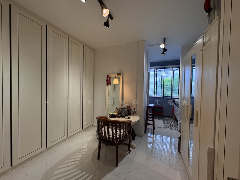161 Simei Road, 161 Simei Road, 3 Bedrooms, 1,119 sqft, HDB Flat For Sale, by Alvin Ong 王裕清, 500229336 - Master Bedroom to walk-in wardrobe - PropertyGuru.com.sg