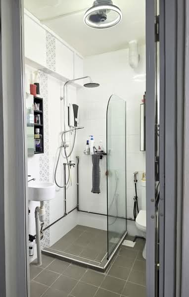 516 Jurong West Street 52, 516 Jurong West Street 52, 3 Bedrooms, 1,119 sqft, HDB Flat For Sale, by Sani Faisal, 500229356 - Bathroom - PropertyGuru.com.sg