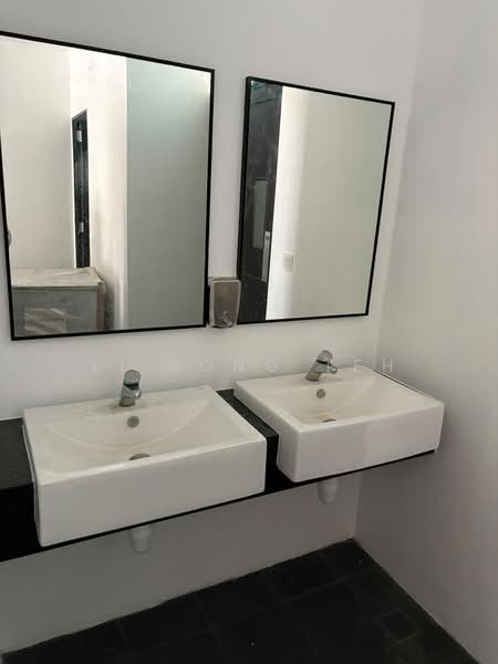 NEWLY RENOVATED F&B RESTAURANT WITH TABLES & CHAIRS!, Yio Chu Kang Road / Boundry Road / Serangoon Central, 1,500 sqft, Food & Beverage For Rent, by Li Rong Teh, 500229402 - Bathroom - CommercialGuru.com.sg