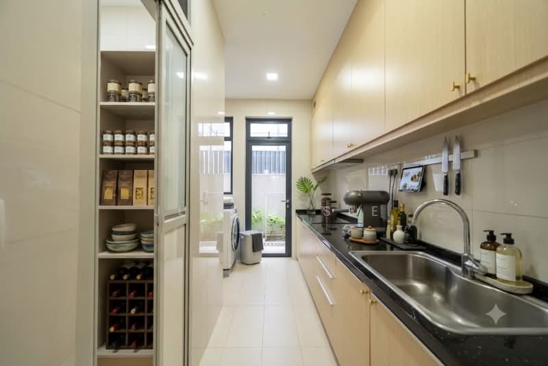 Luxus Hills, Seletar Green Walk, 5 Bedrooms, 3,800 sqft, Semi-Detached House For Sale, by Junese See, 500229408 - Kitchen - PropertyGuru.com.sg