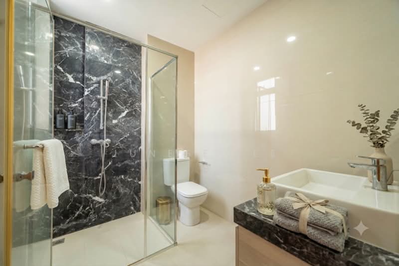 Luxus Hills | The Estate, Seletar Green Walk, 5 Bedrooms, 3,800 sqft, Semi-Detached House For Sale, by Junese See, 500229408 - Bathroom - PropertyGuru.com.sg